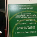 Jaime Martínez posando junto al cartel de su alternativa