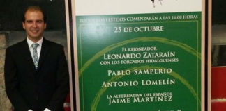 Jaime Martínez posando junto al cartel de su alternativa