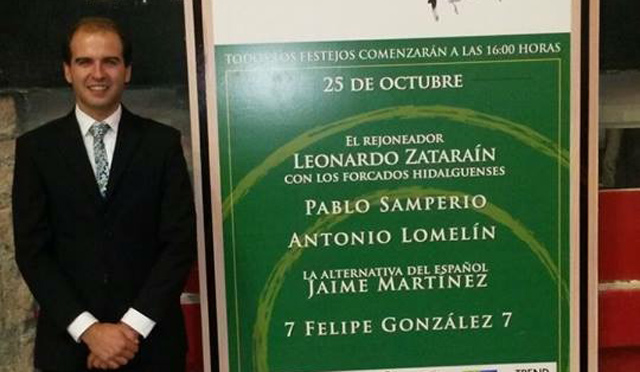 Jaime Martínez posando junto al cartel de su alternativa