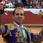 Jaime Martínez, paseando uno de los trofeos del festejo de Pachuca. (FOTO: Suertematador.com)