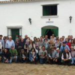 Los peñistas de Herrera del Duque posando junto al ganadero Fernando Cuadri