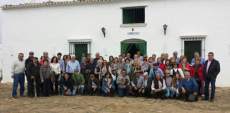 Los peñistas de Herrera del Duque posando junto al ganadero Fernando Cuadri