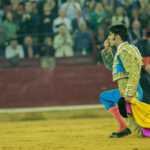 Talavante besa la arena de Zaragoza tras dar la vuelta al ruedo sin oreja (FOTO: Toros Zaragoza)