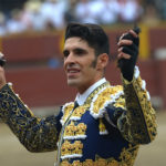 Alejandro Talavante paseando el doble trofeo cosechado en Lima (FOTO: Lula Cebrecos)