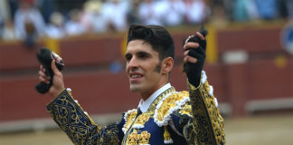 Alejandro Talavante paseando el doble trofeo cosechado en Lima (FOTO: Lula Cebrecos)