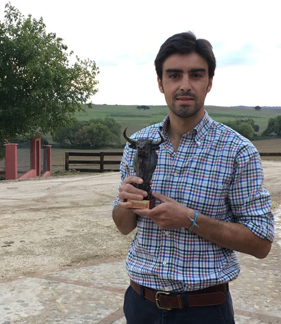 Miguel Ángel Perera con el trofeo entregado por la Asociación Cultural Taurina 'Romancos al Campo'