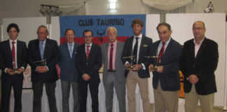 Los premiados junto a los miembros del Club Taurino de Villanueva de la Serena