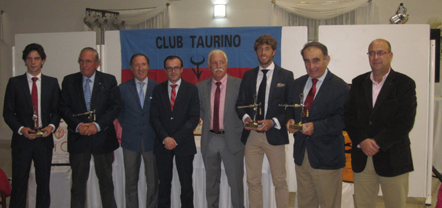 Los premiados junto a los miembros del Club Taurino de Villanueva de la Serena