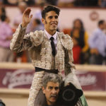 Alejandro Talavante saliendo a hombros del coso de Aguascalientes (FOTO:Emilio Méndez)