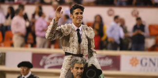 Alejandro Talavante saliendo a hombros del coso de Aguascalientes (FOTO:Emilio Méndez)