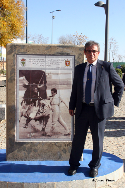 El maestro Luis Reina junto al monolito que se erige en la ronda que lleva su nombre en Almendralejo (FOTO:Alfonso Plano)