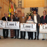 Perera con los representantes de las asociaciones a las que ha donado el premio Paquiro (FOTO:Miguel López)