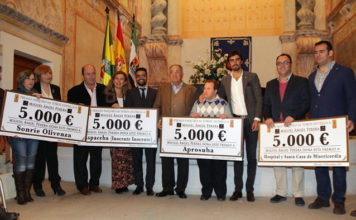 Perera con los representantes de las asociaciones a las que ha donado el premio Paquiro (FOTO:Miguel López)