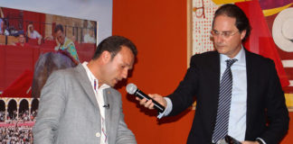 Antonio Ferrera contando su faena en Sevilla (FOTO: Toromedia)