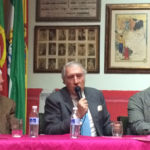 Diego García de la Peña escoltado por Juan Morales (presentador) y Mateo Giralt (presidente)