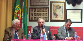 Diego García de la Peña escoltado por Juan Morales (presentador) y Mateo Giralt (presidente)