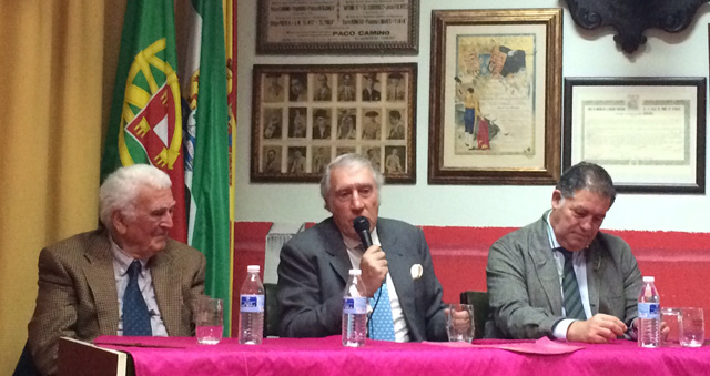 Diego García de la Peña escoltado por Juan Morales (presentador) y Mateo Giralt (presidente)
