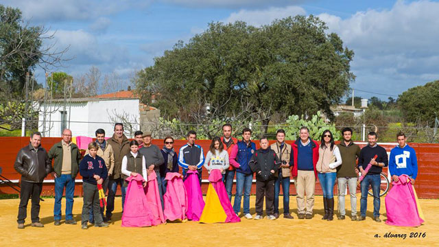 El grupo de aficionados posando para la foto inicial del curso (FOTO:Antonio Álvarez)