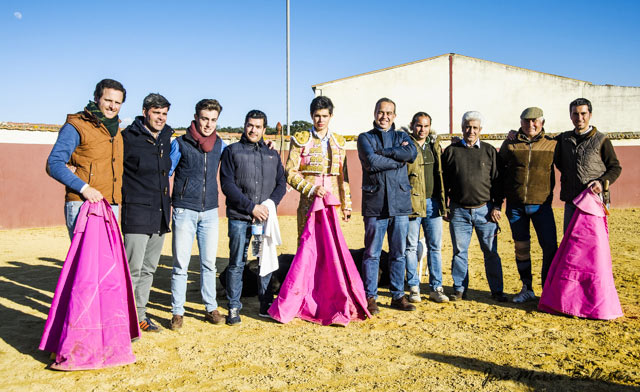 Juanito con los miembros de su cuadrilla tras el tentadero