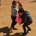 Dos niños jugando al toro en la plaza de Olivenza (FOTO: FIT)