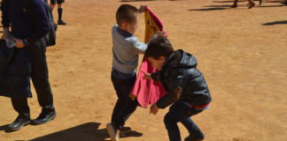 Dos niños jugando al toro en la plaza de Olivenza (FOTO: FIT)