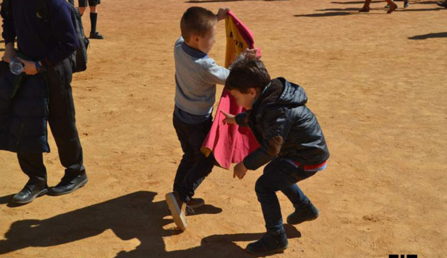 Dos niños jugando al toro en la plaza de Olivenza (FOTO: FIT)