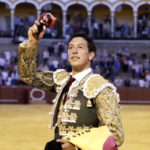 Miguel Ángel Silva paseando la oreja del novillo de Conde de la Maza en La Maestranza (FOTO:Toromedia)