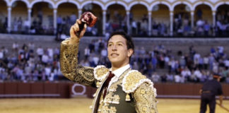 Miguel Ángel Silva paseando la oreja del novillo de Conde de la Maza en La Maestranza (FOTO:Toromedia)