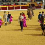Los alumnos de la E.T. de Badajoz junto a sus maestros y Diego Gª de la Peña haciendo el paseíllo