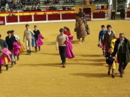 Entretenido tentadero público en Almendralejo Los alumnos de la E.T. de Badajoz junto a sus maestros y Diego Gª de la Peña haciendo el paseíllo