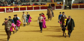 Los alumnos de la E.T. de Badajoz junto a sus maestros y Diego Gª de la Peña haciendo el paseíllo