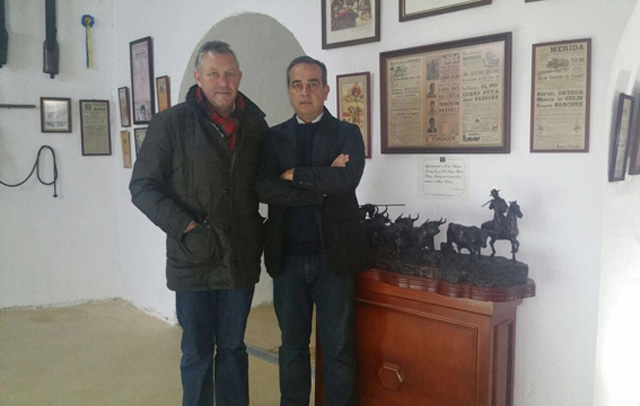 Vicente Elices y Joaquín Domínguez tras firmar el acuerdo en el Museo Taurino de la plaza emeritense
