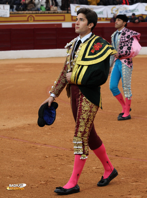 David Bolsico cruzando el albero de Olivenza para debutar con caballos (FOTO:Gallardo)