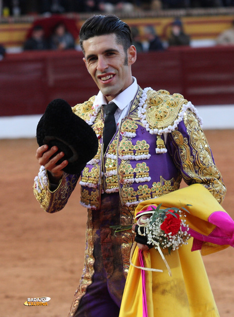 Talavante saludando las muestras de cariño de la afición