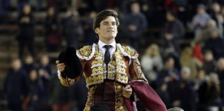 Garrido saliendo a hombros de la plaza valenciana tras su triunfo de esta tarde (FOTO: Arjona-Aplausos)