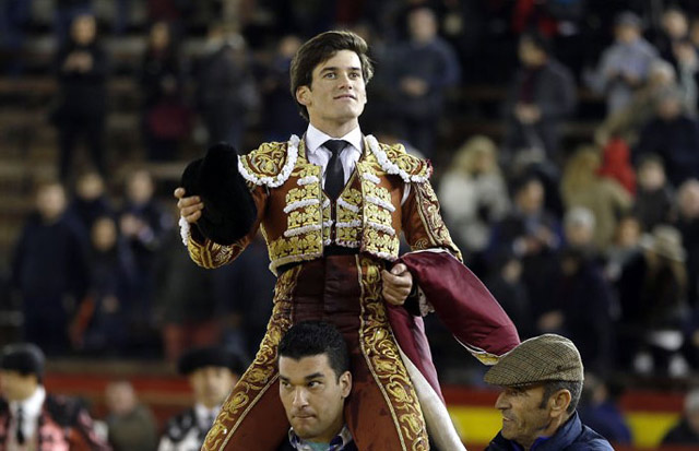 Garrido saliendo a hombros de la plaza valenciana tras su triunfo de esta tarde (FOTO: Arjona-Aplausos)