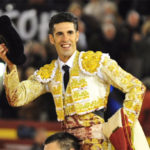 Talavante saliendo en hombros de la plaza castellonense (FOTO: Alberto de Jesús)