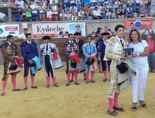 Bolsico con el trofeo conseguido en las novilladas de Canal Sur