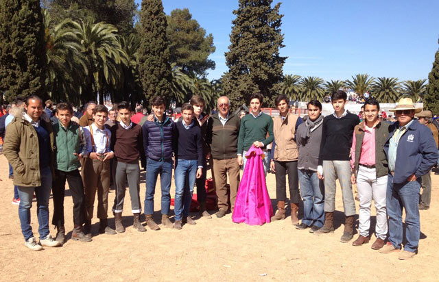 Profesores y alumnos de la Escuela junto al ganadero Cipriano Píriz