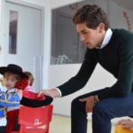 Ginés Marín junto a un grupo de niños de la guardería de Olivenza (FOTO: FIT)