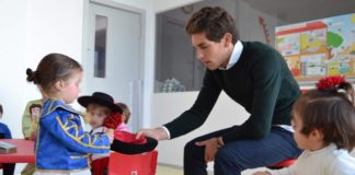 Ginés Marín junto a un grupo de niños de la guardería de Olivenza (FOTO: FIT)
