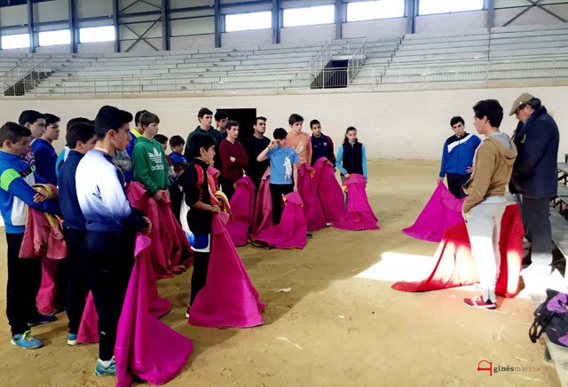 Ginés Marín conversando con los alumnos