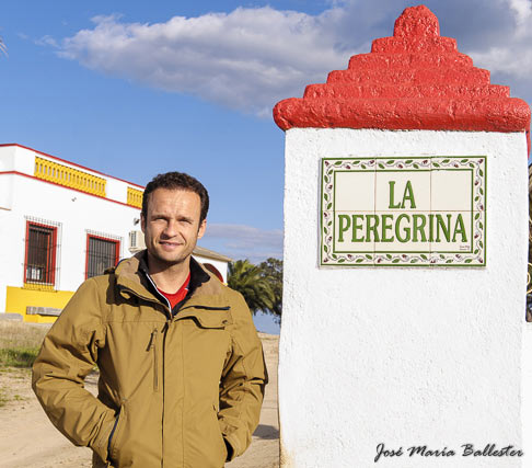 Antonio Ferrera en la puerta de su ganadería