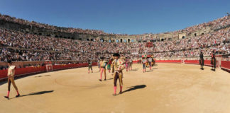 Paseíllo en la plaza de toros de Nimes (FOTO:Mundotoro.com)