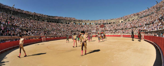 Paseíllo en la plaza de toros de Nimes (FOTO:Mundotoro.com)