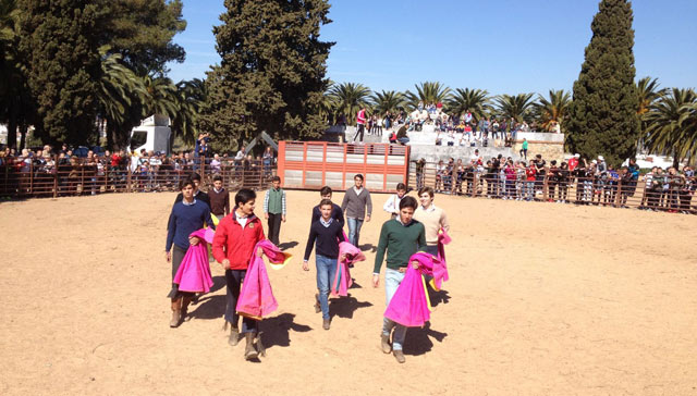 Los alumnos de la Escuela junto a Bolsico y Juanito