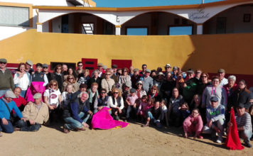 Los peñistas de Almendralejo posando en la plaza de tientas de Los Espartales