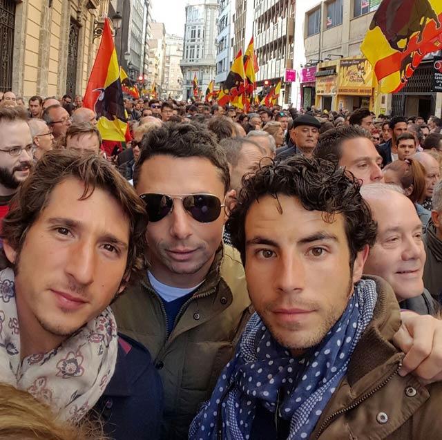 Los banderilleros pacenses Jesús Díez Fini, Manuel Izquierdo y Javier Ambel durante la manifestación de hoy en Valencia