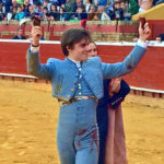 Antonio Medina paseando las dos orejas en Huelva (FOTO:@toroslamerced)