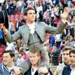 Ginés Marín paseado a hombros en el coso de los Califas (FOTO: FIT)